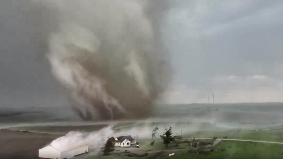 EUA. Vídeo mostra violência do tornado que devastou cidade em Iowa