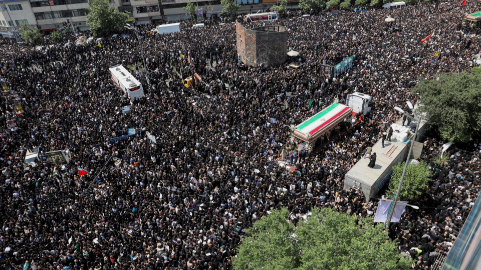 Milhares no funeral do presidente do Irão. Veja as imagens
