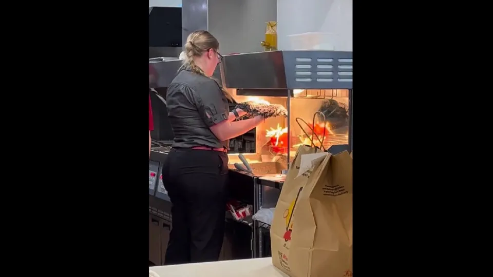 Funcionária do McDonald’s seca esfregona junto a batatas fritas. Há vídeo