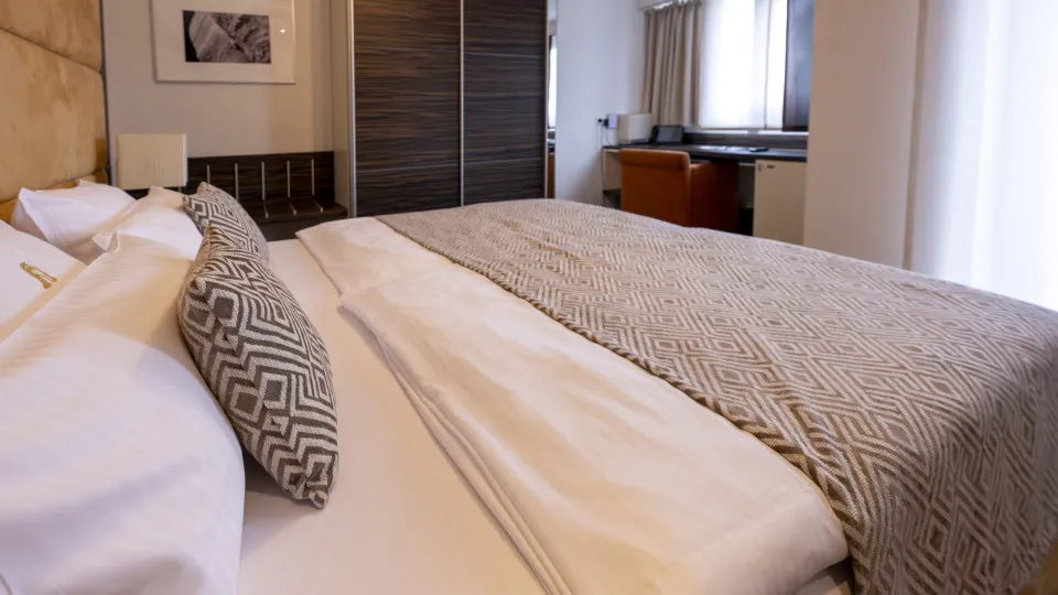 PRODUCTION - 22 May 2024, North Rhine-Westphalia, Marienfeld: Soccer: Before the European Championship, team accommodation Portugal. View into the bedroom of a room in the Hotel Klosterpforte, where the Portuguese national team is staying during the Europ