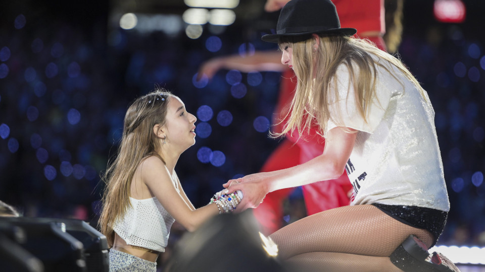 Taylor Swift cumpre 'tradição' e dá chapéu a menina que estava na plateia