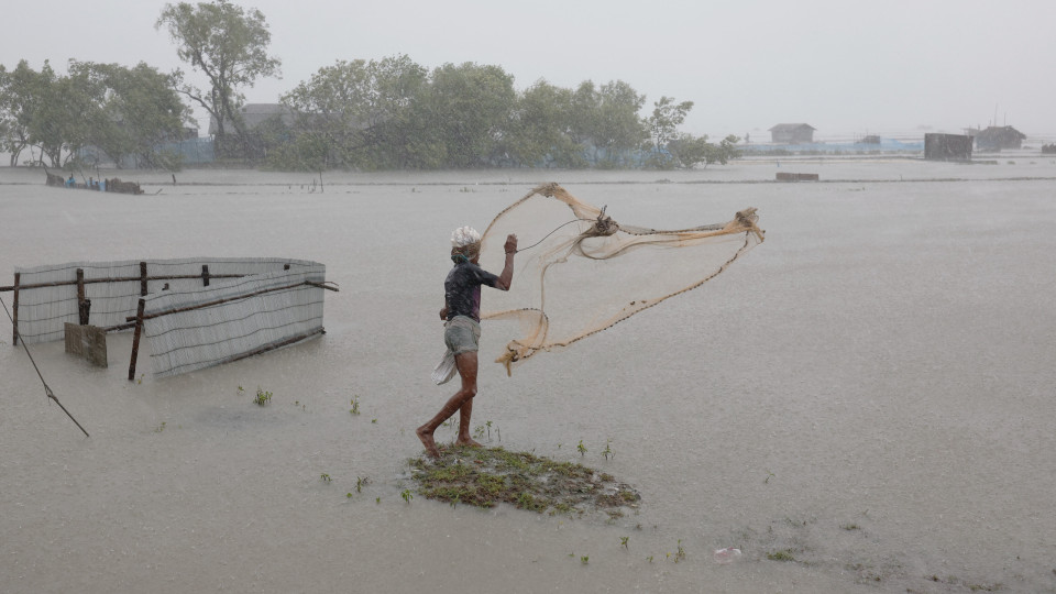 Ciclone causa 10 mortos e destrói mais de 30.000 casas no Bangladesh