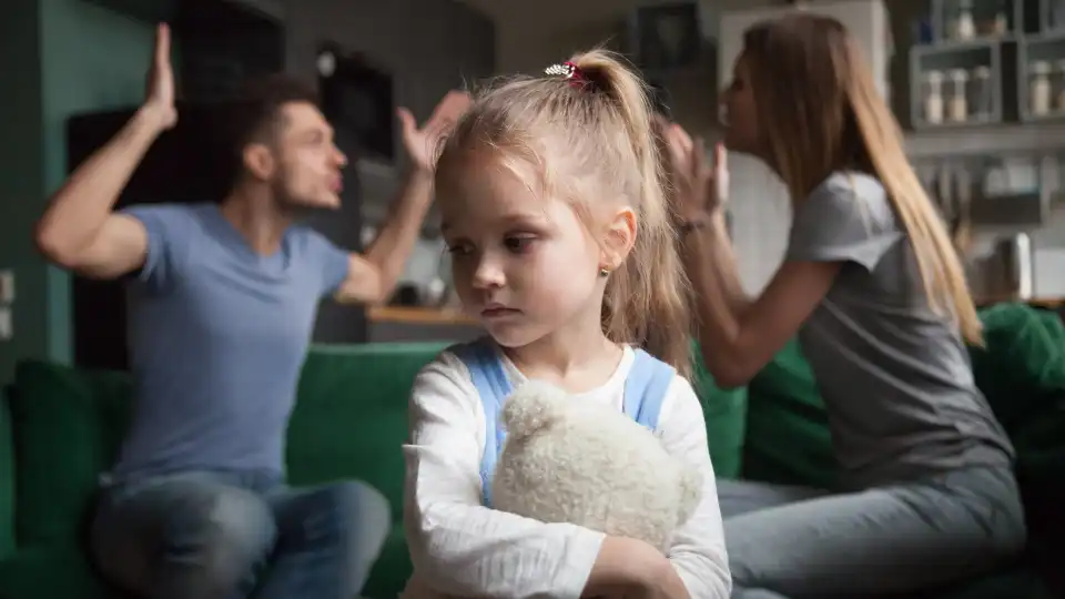 O que fazer quando uma criança não quer ver o pai ou a mãe? 