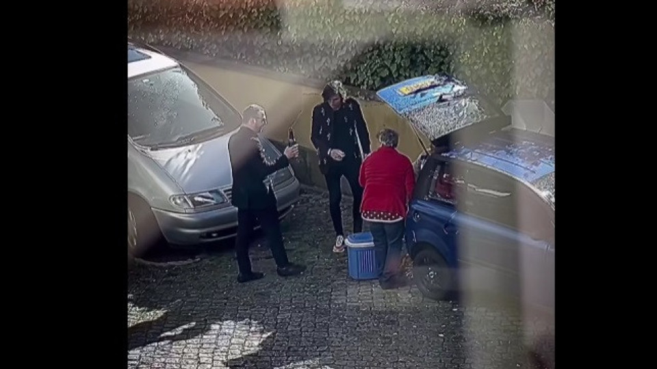 They stopped by a restaurant to have a snack. The owner offered them champagne