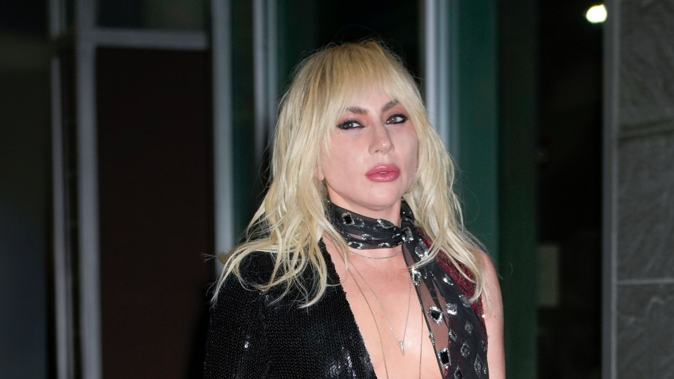 Lady Gaga está grávida? Barriguinha suspeita lança rumores