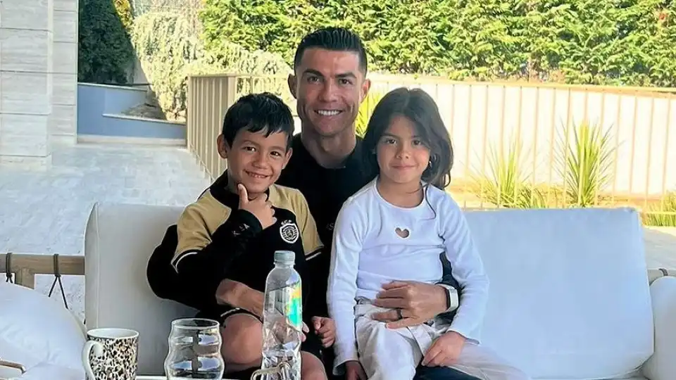 Cristiano Ronaldo felicita os filhos gémeos: "O pai ama-vos muito"