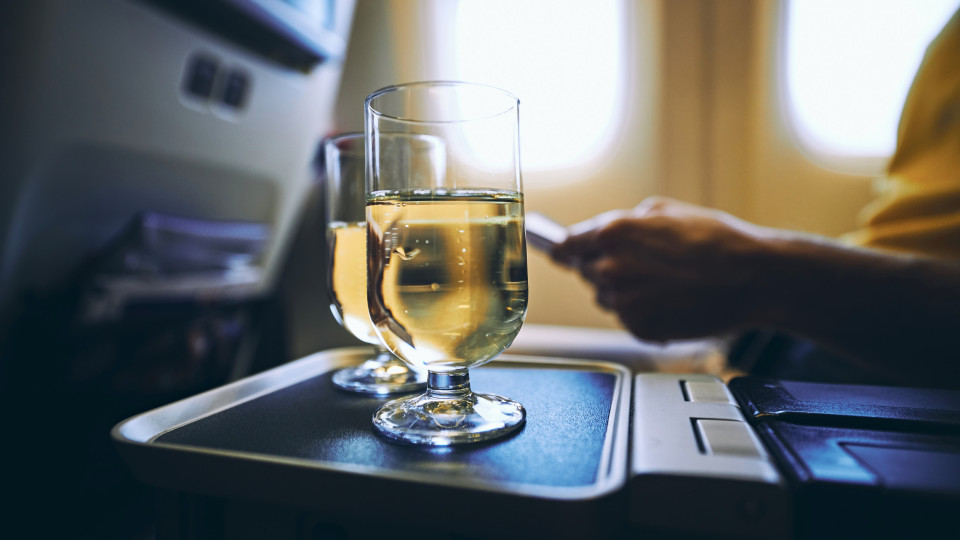 Se costuma dormir no avião, não ingira esta bebida. Eis os riscos