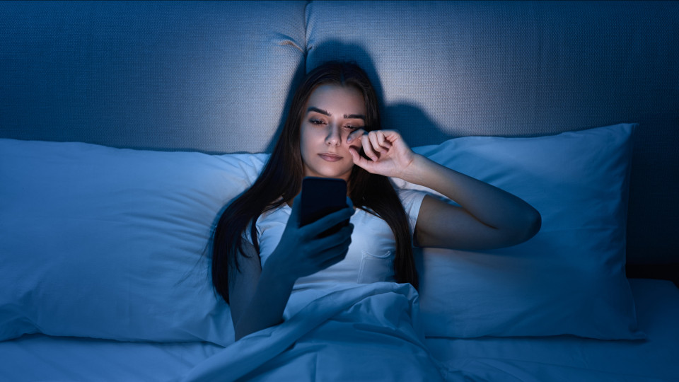 Usar o telemóvel antes de ir dormir faz mesmo mal? Novo estudo responde