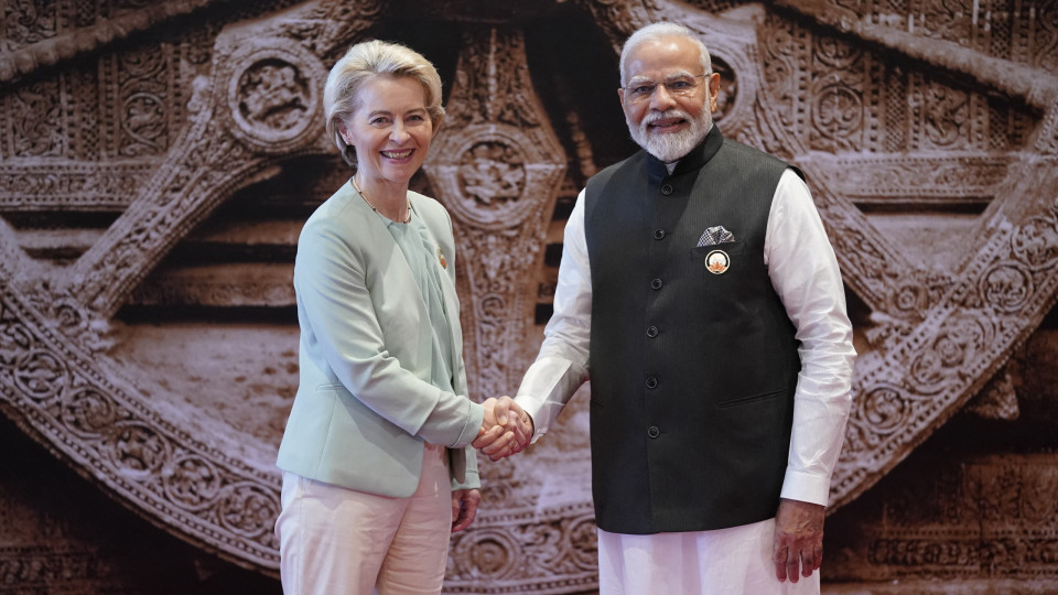 Ursula von der Leyen aborda com Modi reforço de relações UE-Índia