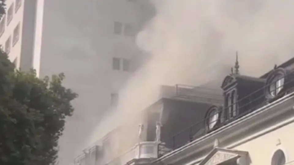 Incêndio deflagra em futuro hotel de luxo na Avenida da Liberdade