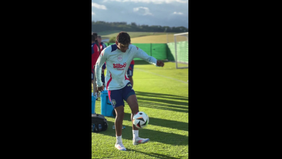 Cola nos pés? O show de Lamine Yamal no treino da seleção espanhola