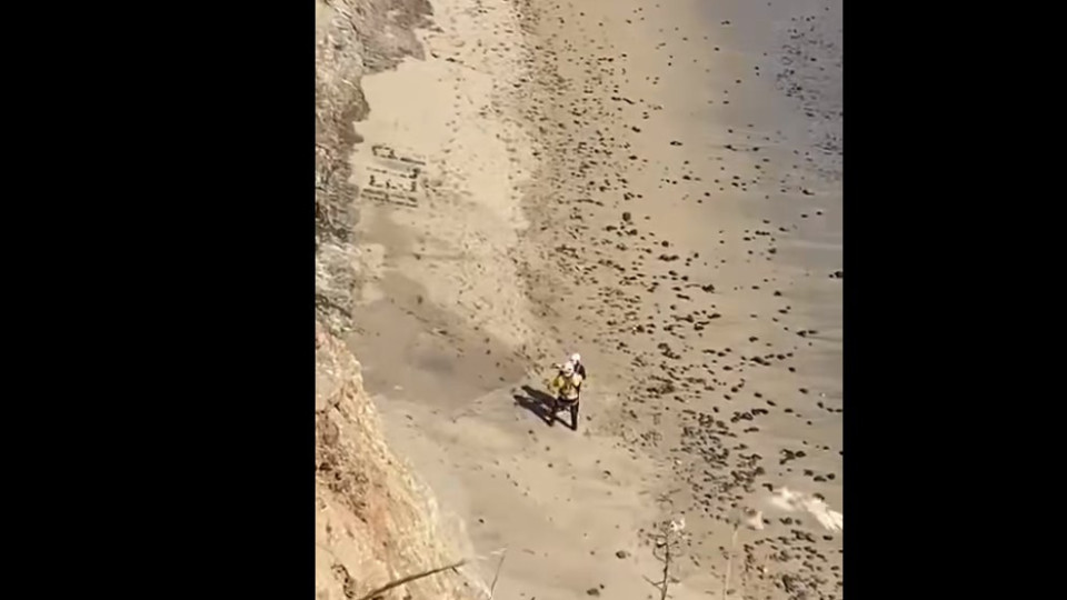 Praticante de kitesurf escreve "Ajuda" com pedras na areia e é resgatado