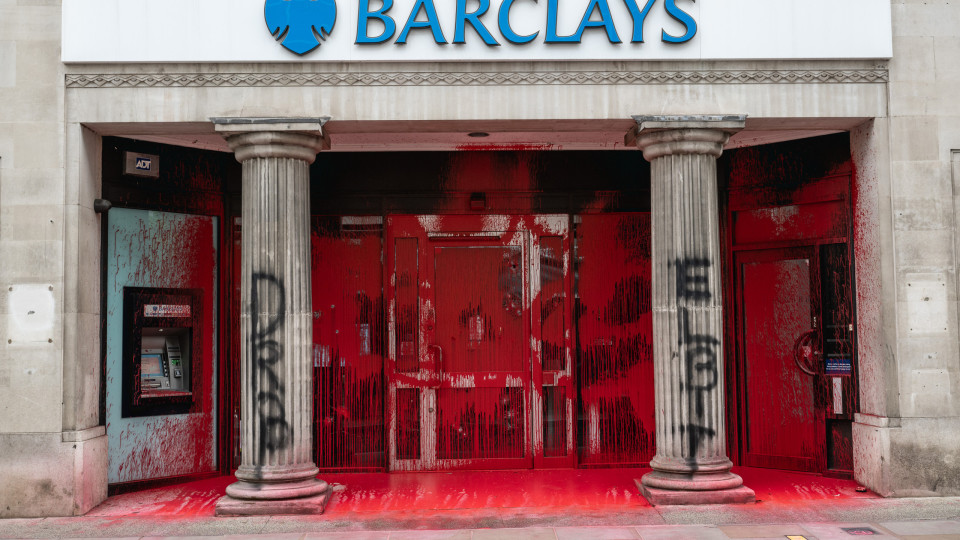 Ativistas pró-Palestina e pelo clima vandalizam agências do Barclays