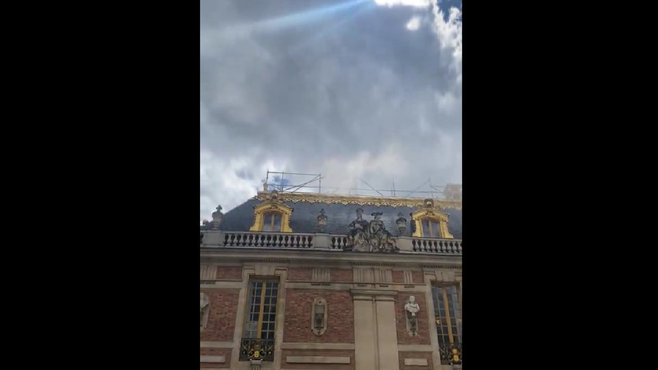 Palácio de Versalhes reabre após incêndio no telhado. Não há feridos