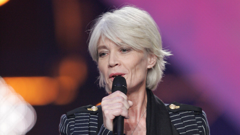 Morreu Françoise Hardy, que pediu a Macron a legalização da eutanásia 