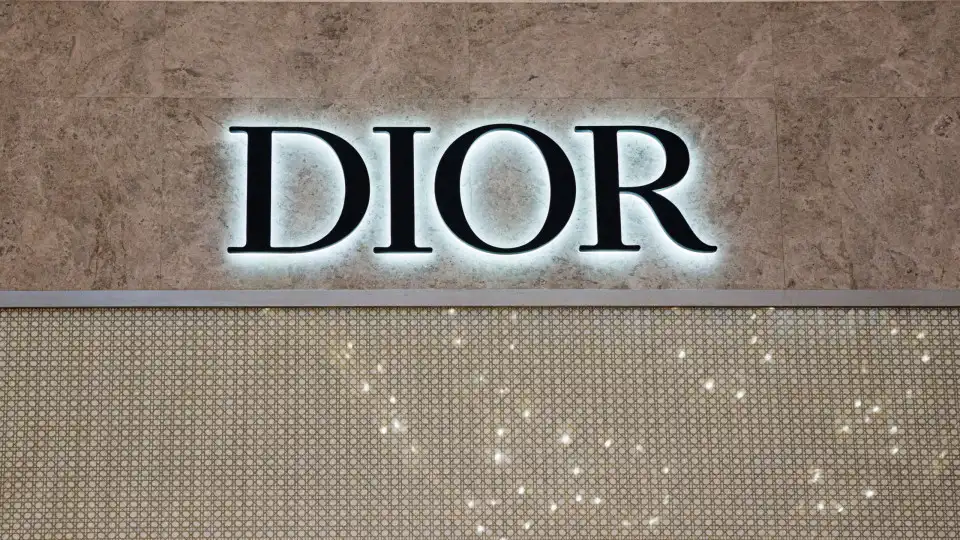 Dior em tribunal por maus-tratos. Cobrava 2.600 euros por carteira de 53