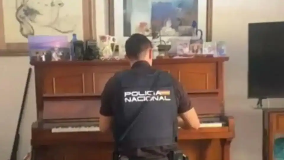 Polícia toca piano para acalmar idosa que sofreu tentativa de assalto