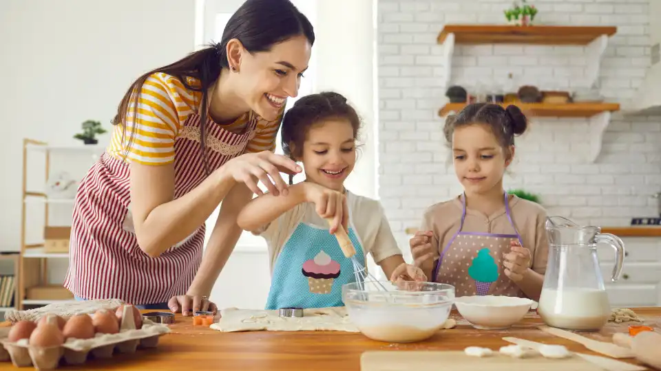 Receita 'fit' de bolo panqueca de cenoura com cobertura de chocolate