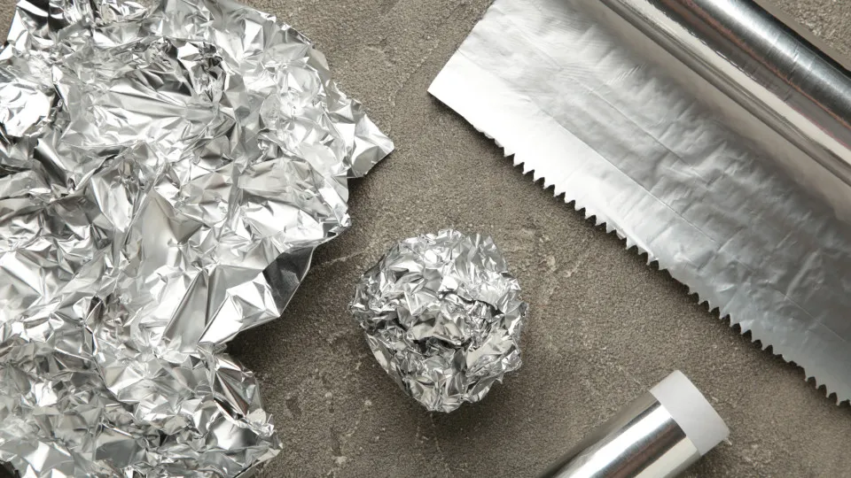 Truque fabuloso! Coloque bolas de papel de alumínio na máquina da roupa