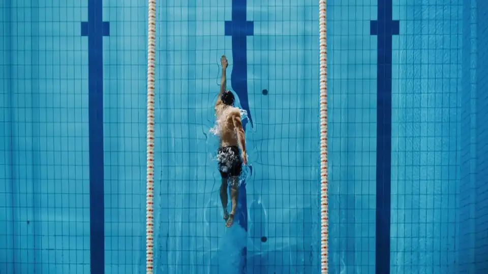 O treino na piscina que ajuda a perder os quilos a mais