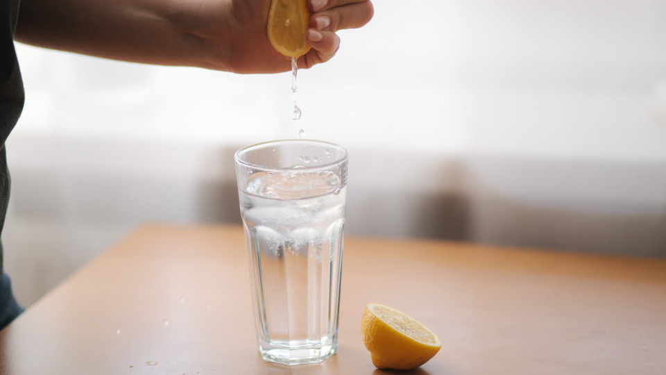 O que nunca ninguém lhe contou sobre o consumo de água com limão