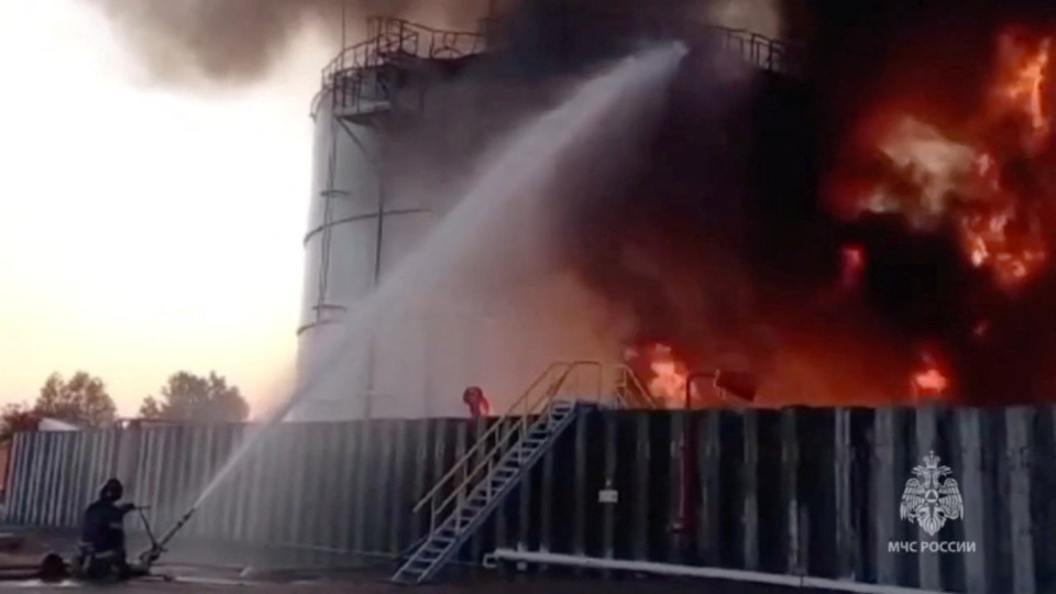 Rússia admite não ser capaz de conter incêndio em refinaria em Azov