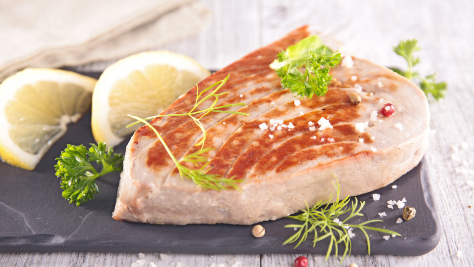 Acompanhe este bife de atum com uma salada de bulgur