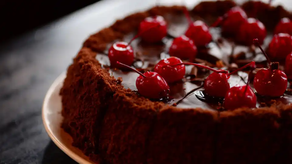 Já estamos a salivar por uma fatia deste bolo de chocolate e cereja