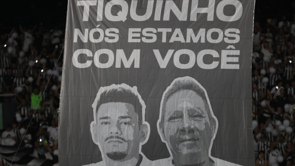 Claque do Botafogo presta homenagem ao pai de Tiquinho Soares