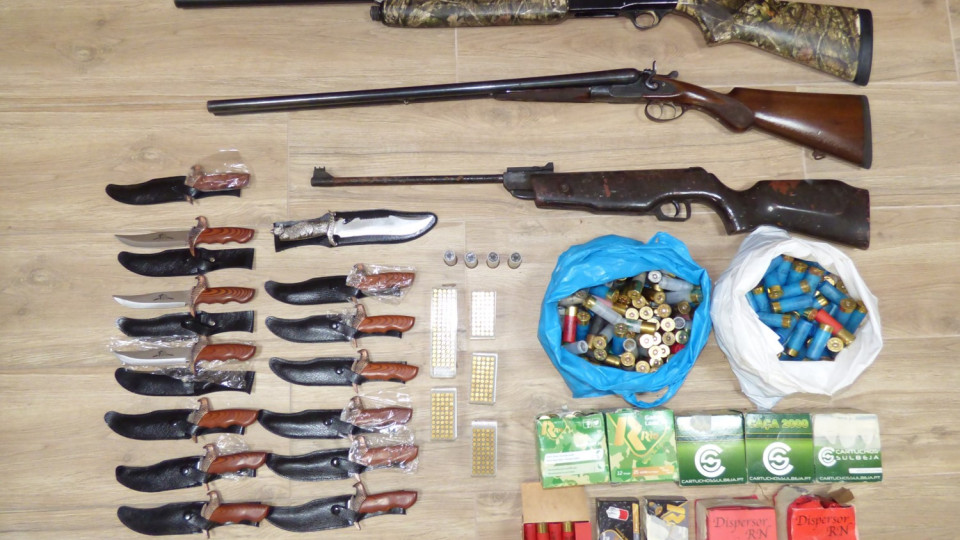 17 armas apreendidas a suspeito de violência doméstica em Esposende 