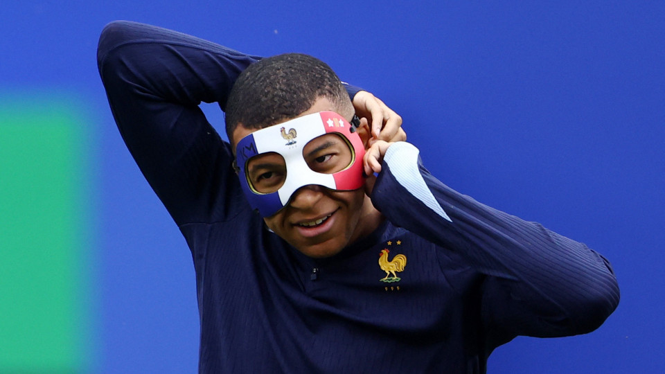 Polémica instalada. Máscara de Mbappé viola os regulamentos da UEFA