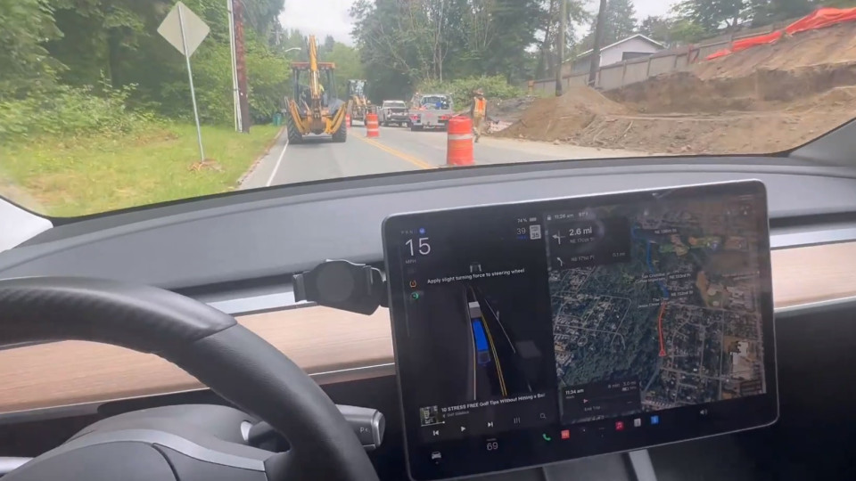 Tesla mostra modelo em condução autónoma num troço de obras