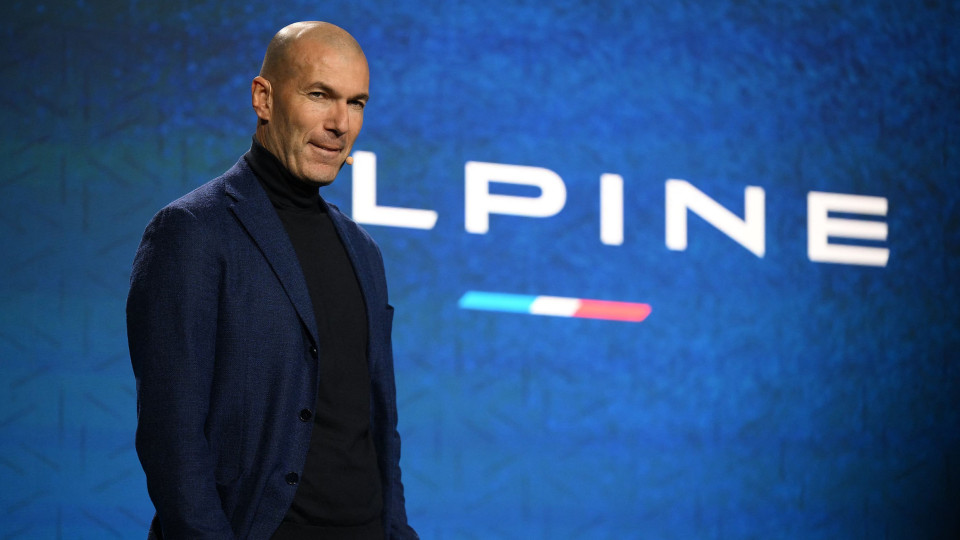 Zidane é embaixador da Alpine, mas não prescinde de um outro carro