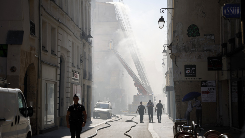 Incêndio em Paris faz um ferido grave e obriga a evacuar famoso hotel