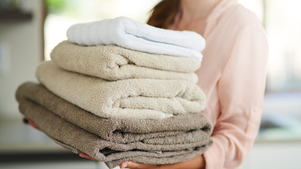 Aprenda a manter as toalhas cheirosas sem gastar muito dinheiro