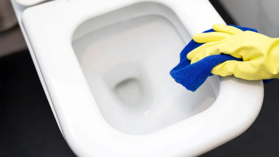 Sabe aquelas manchas que não saem do fundo da sanita? Este truque resolve