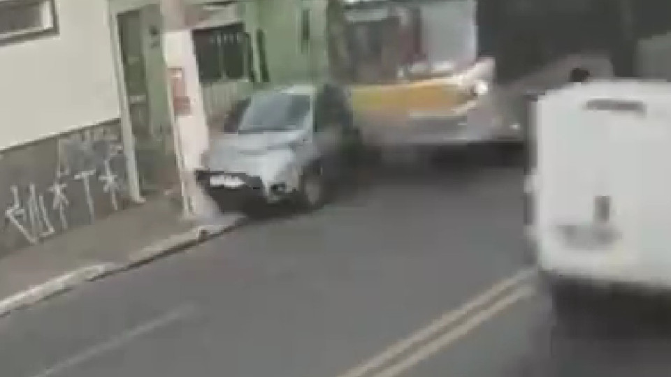 Condutor escapa (por segundos) a colisão com autocarro. Há vídeo