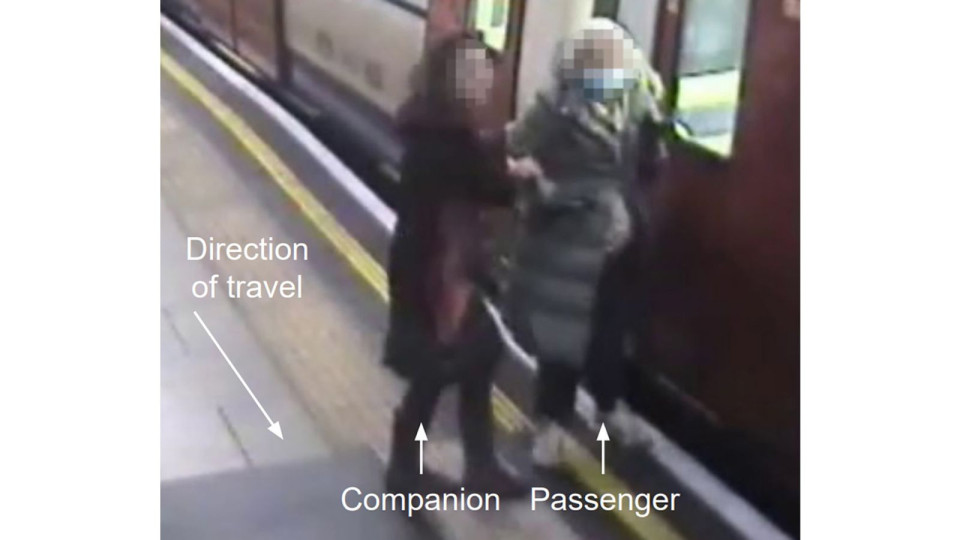 Mulher de 101 ferida após casaco ficar preso no metro e ser arrastada