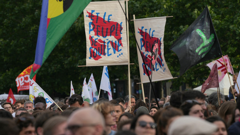 Milhares de parisienses voltam a manifestar-se contra a extrema-direita