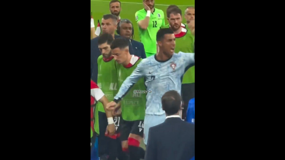 Novas imagens revelam palavras de Cristiano Ronaldo dirigidas ao árbtiro