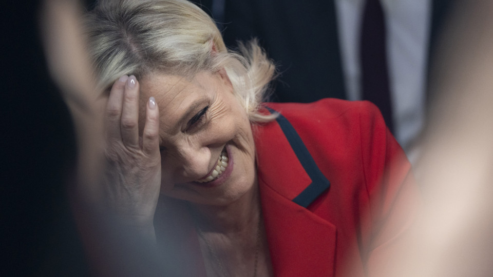 Vitória da extrema-direita traz riscos, mas Le Pen pode evitar crise