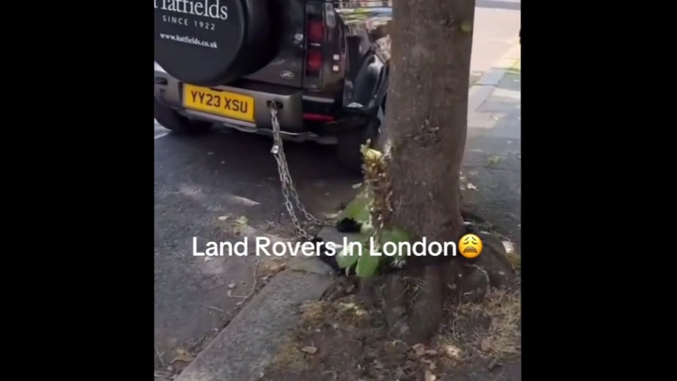 Land Rover presos com correntes e cadeados para não serem roubados