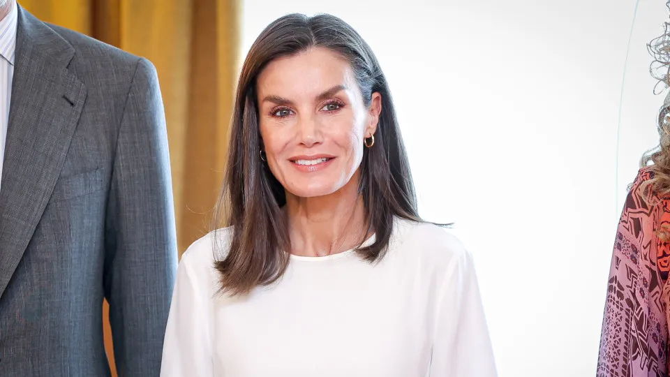 Rainha Letizia estreia saia com original estampado (custa 229 euros)