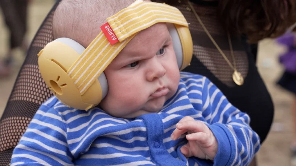 "Meu Deus". Bebé de 10 semanas rouba atenções no Festival de Glastonbury