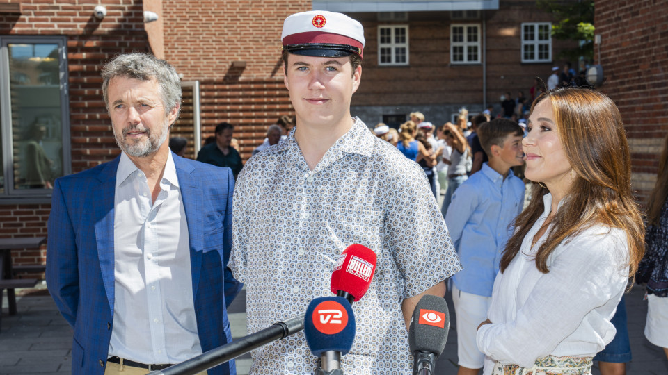 Pais orgulhosos! Reis da Dinamarca assistem a graduação do filho
