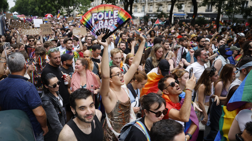 Marcha LGBTQ+ junta milhares em Paris contra a transfobia. Eis as imagens