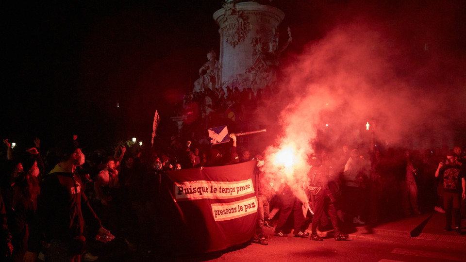Milhares de parisienses manifestam-se contra extrema-direita 