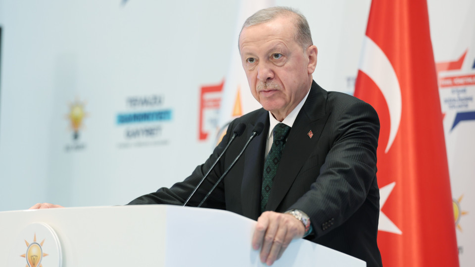 Presidente turco acusa oposição de racismo após tumultos contra sírios