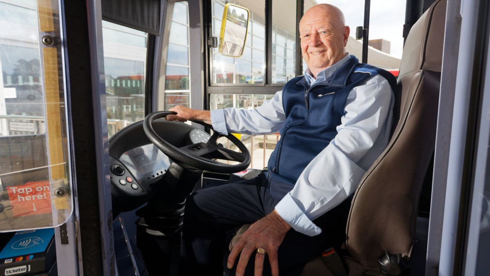 Condutor de autocarros mais antigo do Reino Unido não planeia reformar-se