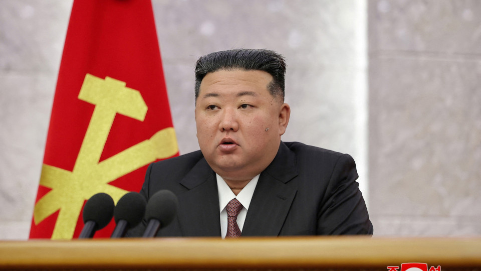 Oficiais norte-coreanos usam alfinetes de Kim Jong-un pela primeira vez